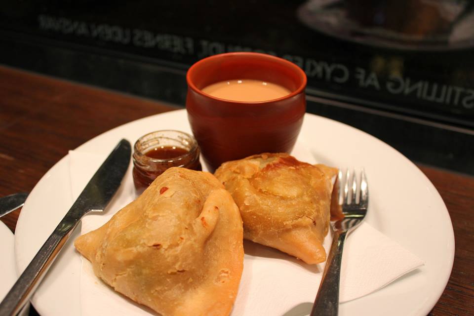 Lluvia = chai + samosa y/o kachori